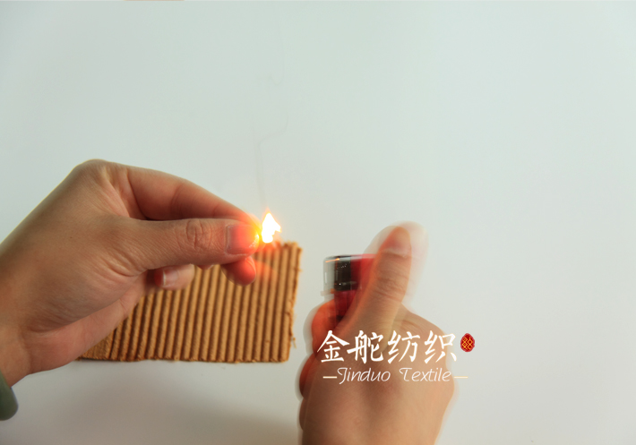 滌綸碰觸火焰，馬上熔融，并收縮，并冒黑煙！