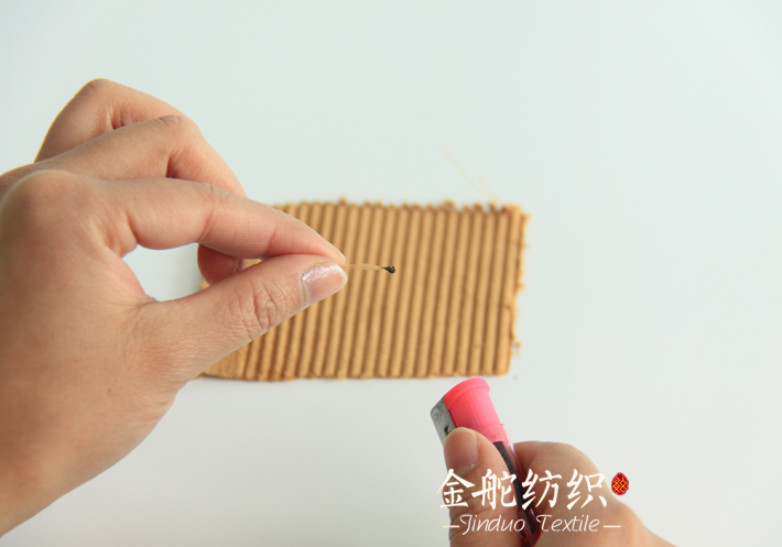 滌綸燃燒后灰燼形成黑色球狀！