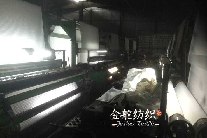 燈芯絨面料割絨現(xiàn)場