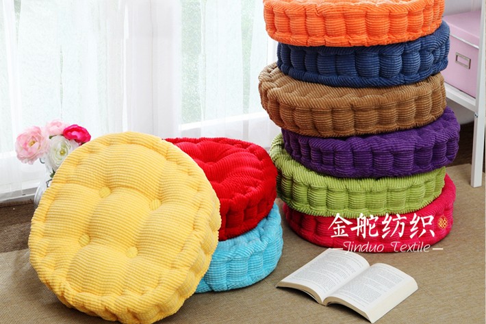 滌錦玉米粒燈芯絨面料在家紡中的應(yīng)用，4.5條玉米粒做成的圓型蒲團坐墊