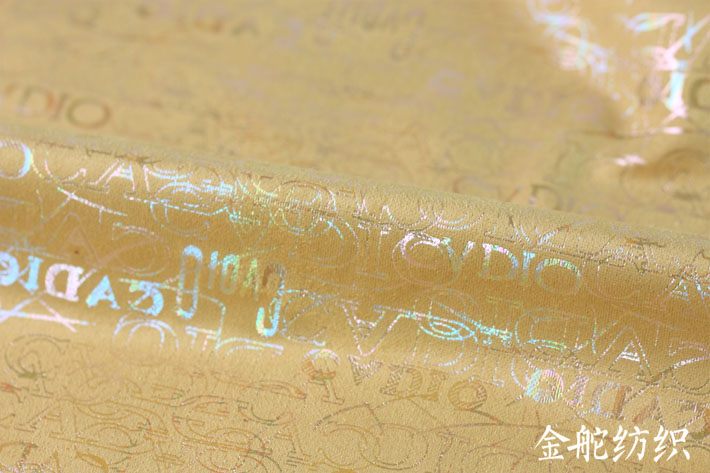 絢彩效果，一個字母不同部位呈現(xiàn)不同的顏色。